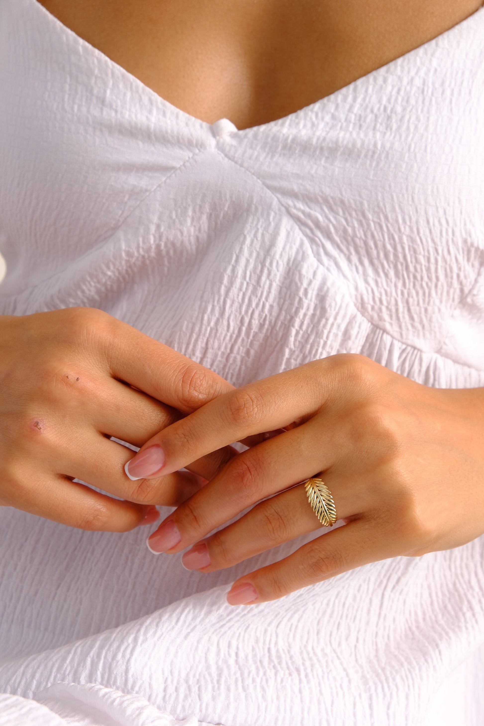 14K Gold Leaf Ring, Laurel Wreath Ring, Vine Wedding Ring, Dainty Leaf Stackable Ring, Nature Gold Wedding Band, Flower Inspired Ring
