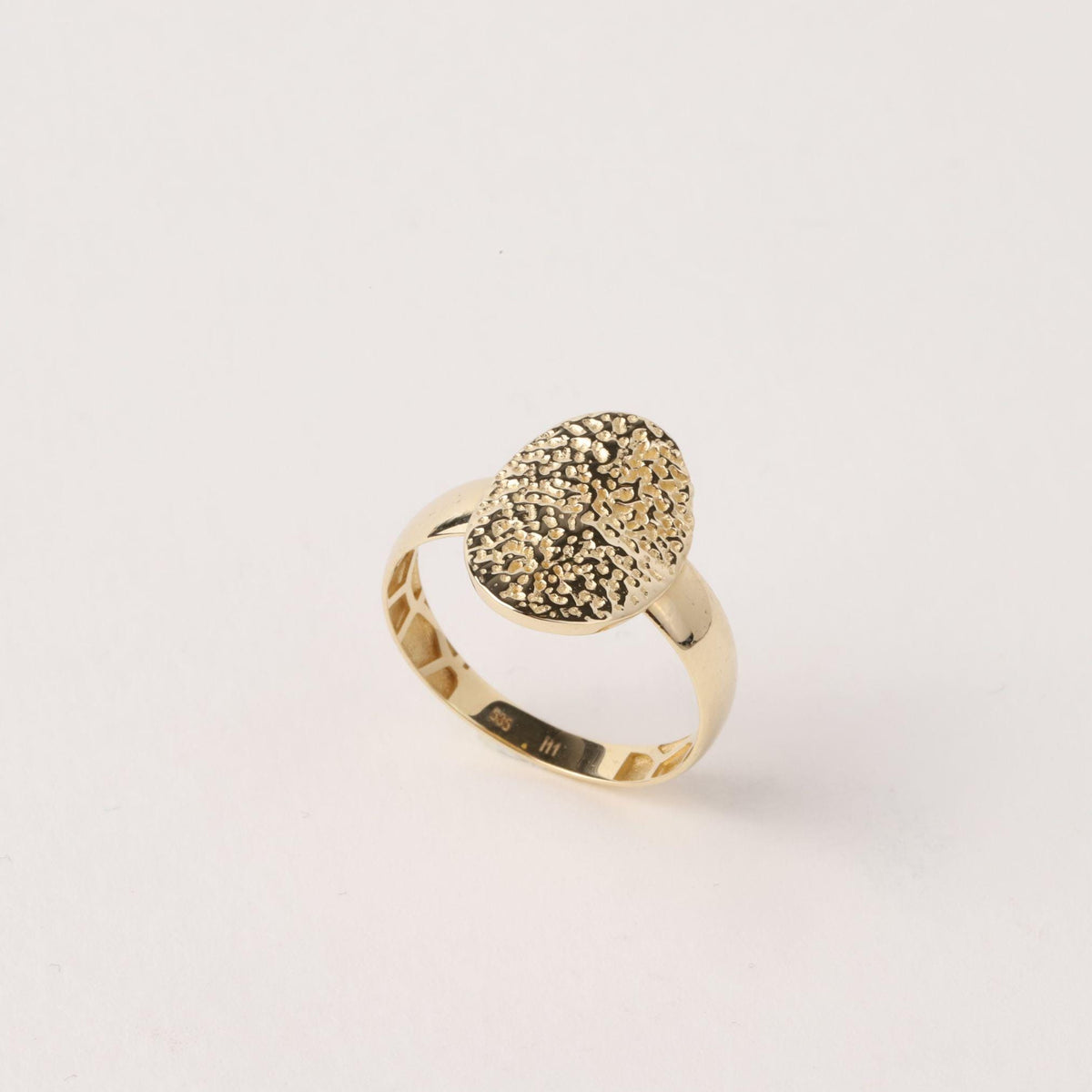 14K Gold Textured Signet Ring, Oval Statement Ring, Hammered Gold Ring, Unique Gold Band, Minimalist Jewelry Gift for Her