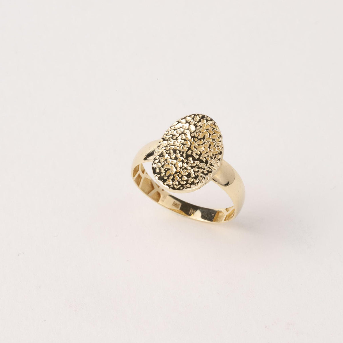 14K Gold Textured Signet Ring, Oval Statement Ring, Hammered Gold Ring, Unique Gold Band, Minimalist Jewelry Gift for Her
