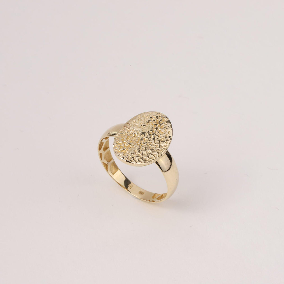 14K Gold Textured Signet Ring, Oval Statement Ring, Hammered Gold Ring, Unique Gold Band, Minimalist Jewelry Gift for Her
